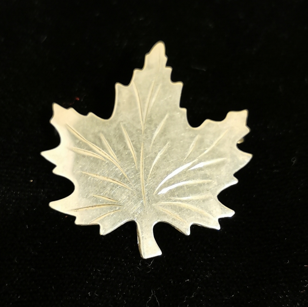 VINTAGE STERLING SILVER BROOCH
